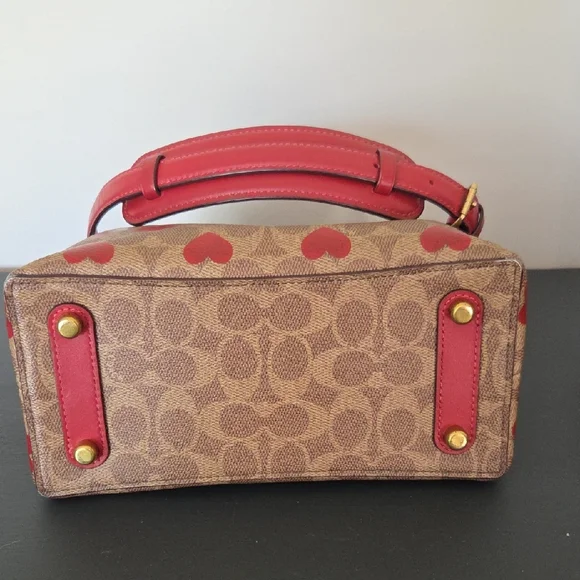 Willow Bucket Bag In Signature Canvas With Heart Print
C8389 - Picture 7 of 16